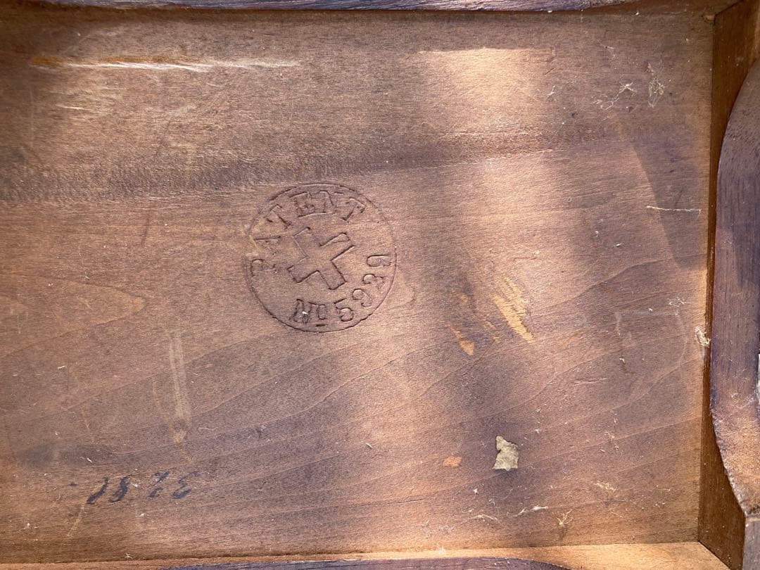 美しいアンティーク　木製　収納ボックス　どんぐりの彫刻　宝物入れ