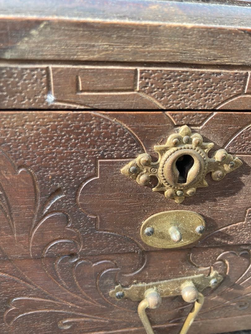 美しいアンティーク　木製　収納ボックス　どんぐりの彫刻　宝物入れ