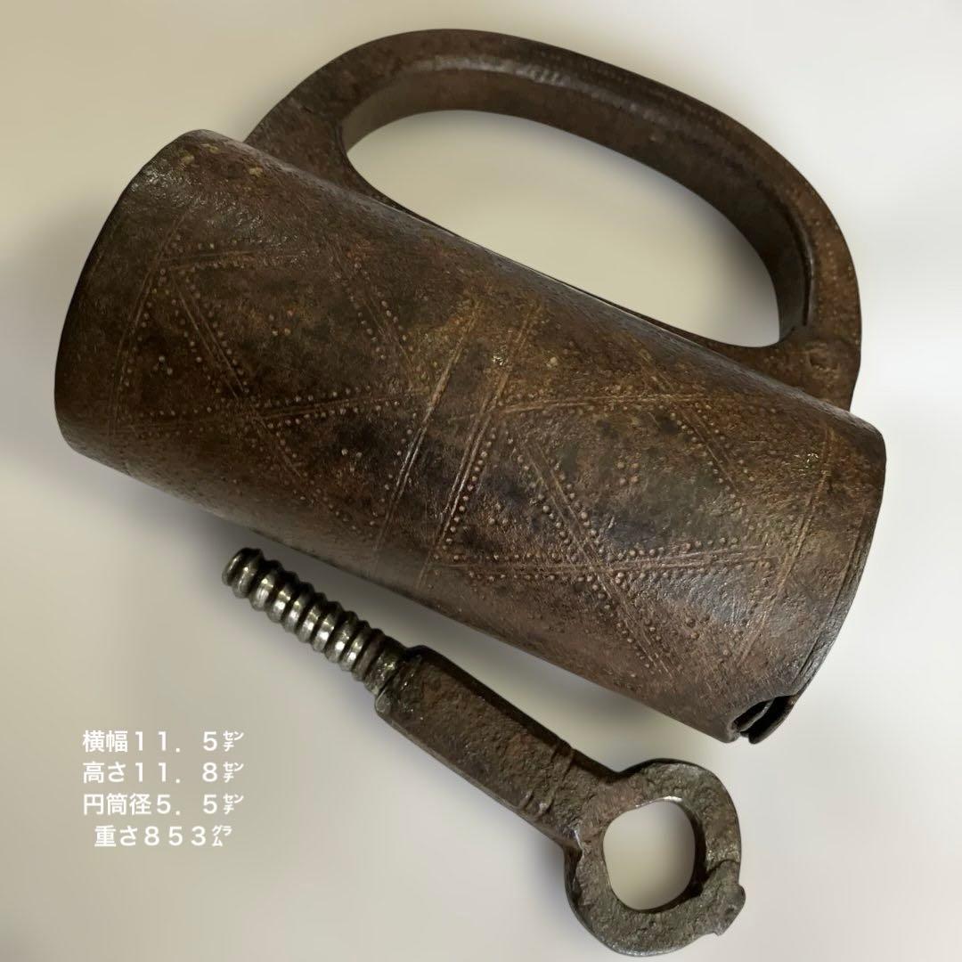 アンティークな鉄製スクリュー式円筒型南京錠（表面には点描幾何学模様）