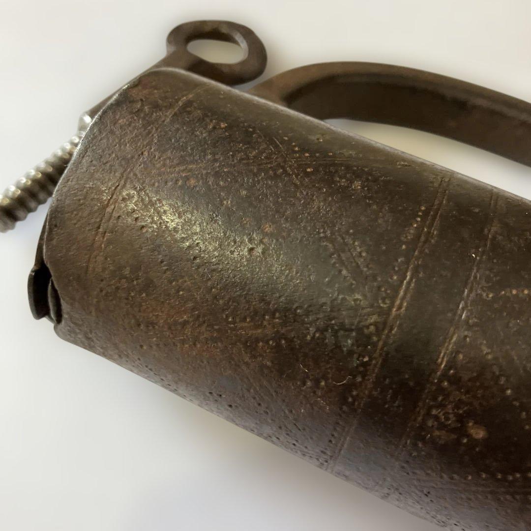 アンティークな鉄製スクリュー式円筒型南京錠（表面には点描幾何学模様）