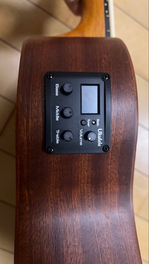 音音　フレットレスウクレレベース