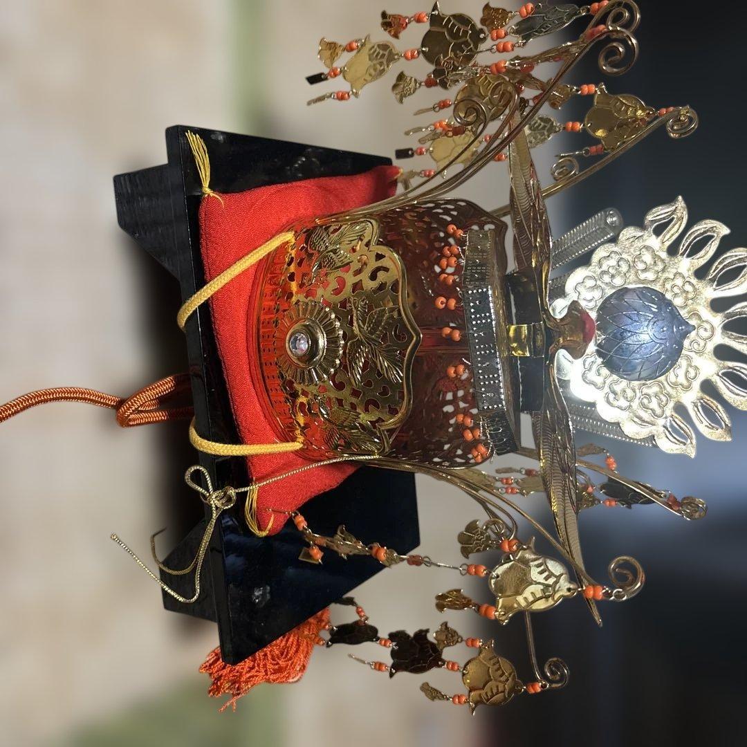 装飾的な金属細工の美術品