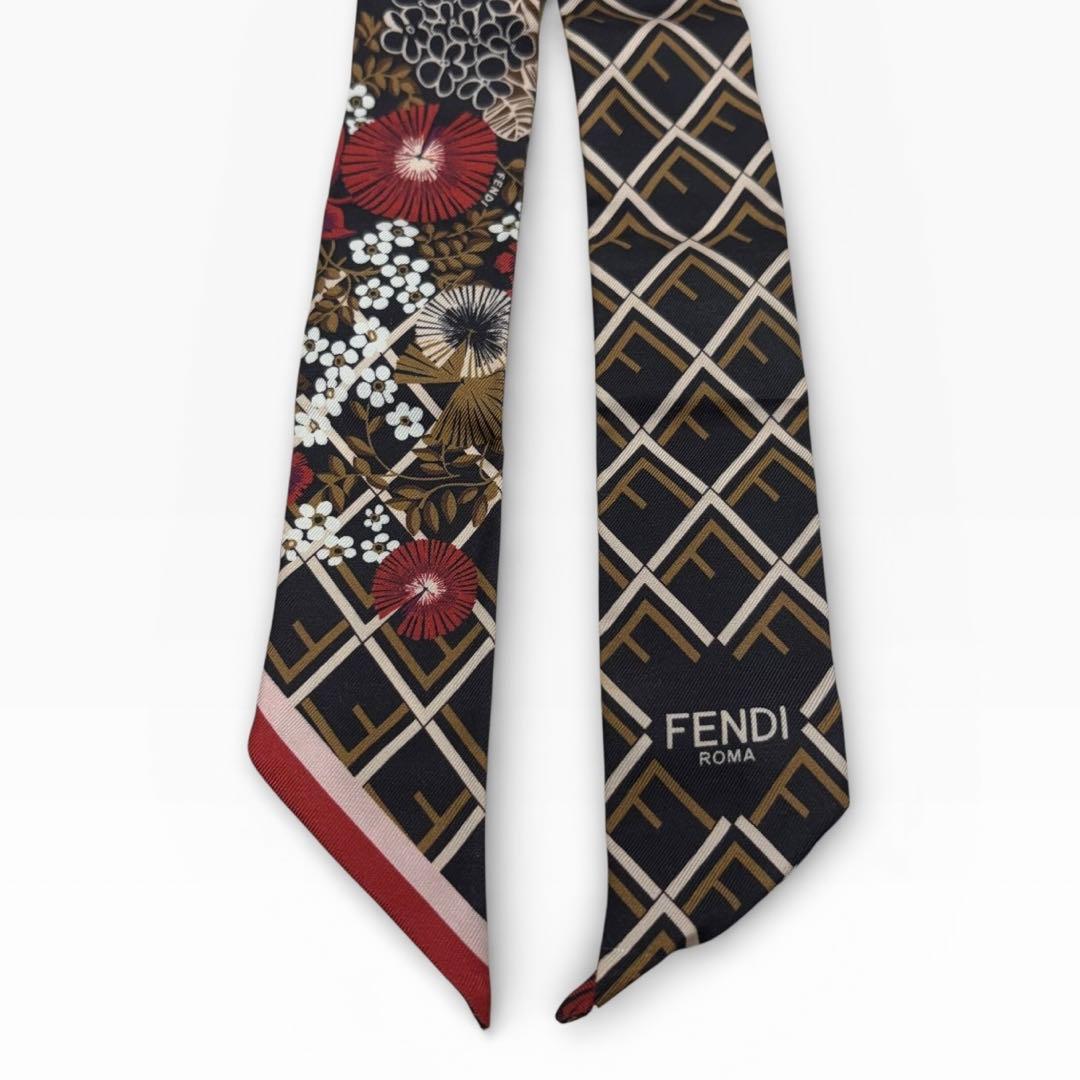 FENDI　フェンディ　ズッカ柄　FFロゴ　ラッピー　赤色　マルチカラー