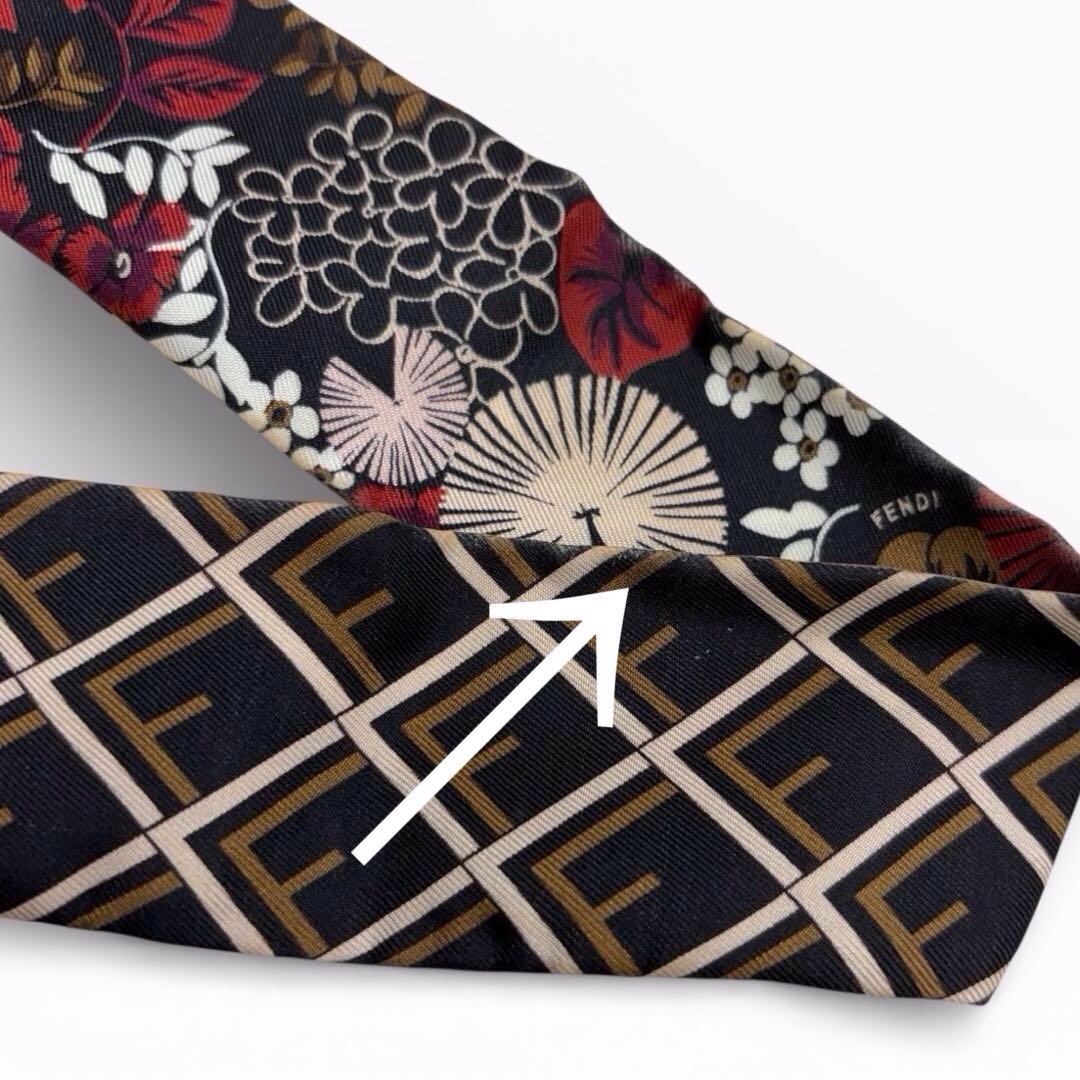 FENDI　フェンディ　ズッカ柄　FFロゴ　ラッピー　赤色　マルチカラー