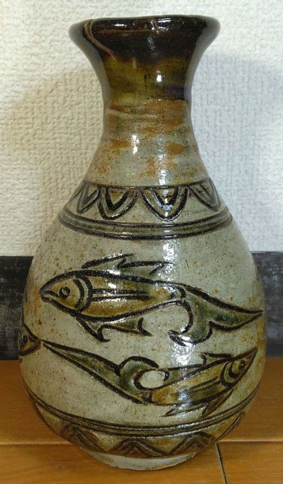 人間国宝 金城次郎 魚紋花瓶 栞 共箱 壷屋焼 やちむん 魚6匹彫文 蓮弁彫文