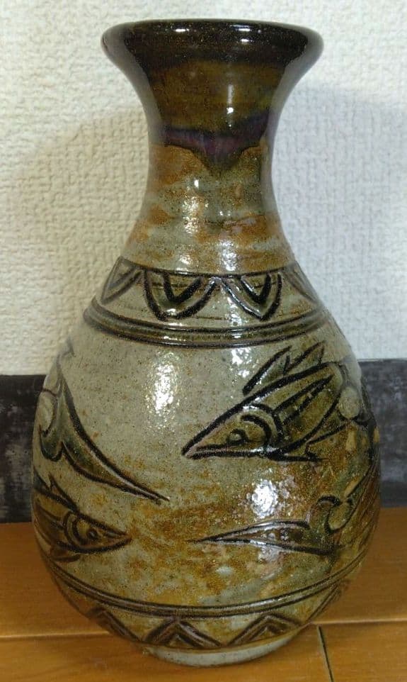 人間国宝 金城次郎 魚紋花瓶 栞 共箱 壷屋焼 やちむん 魚6匹彫文 蓮弁彫文