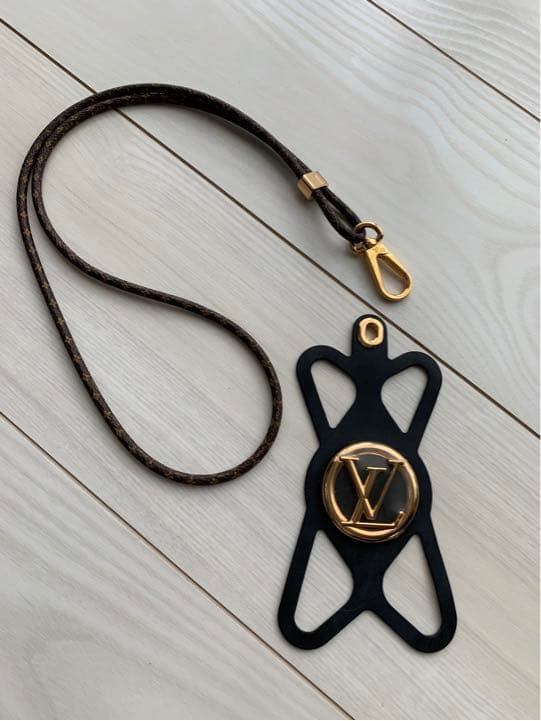 VUITTON iPhoneケースアクセサリー　定価12万8000円