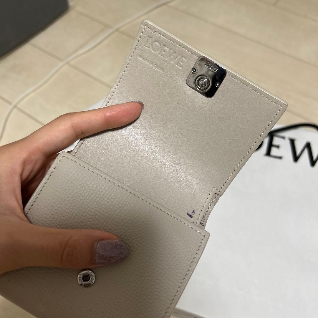 ロエベ 二つ折り財布 アナグラム コンパクト フラップウォレット ライトゴースト