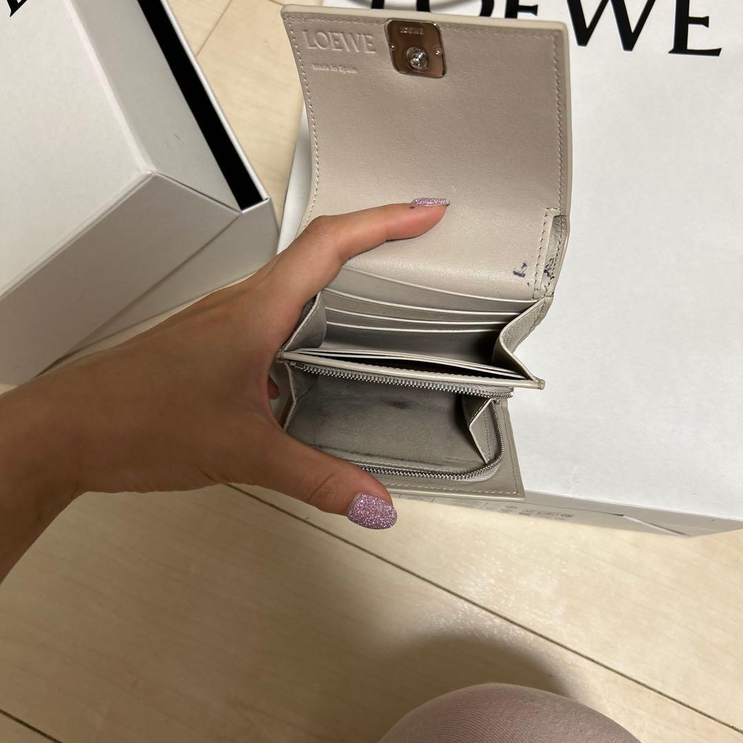 ロエベ 二つ折り財布 アナグラム コンパクト フラップウォレット ライトゴースト