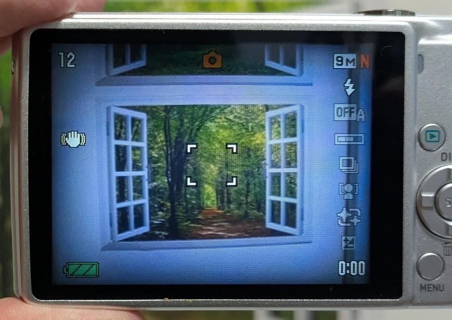 美品 CASIO EXILIM EX-Z250 コンパクトデジタルカメラ