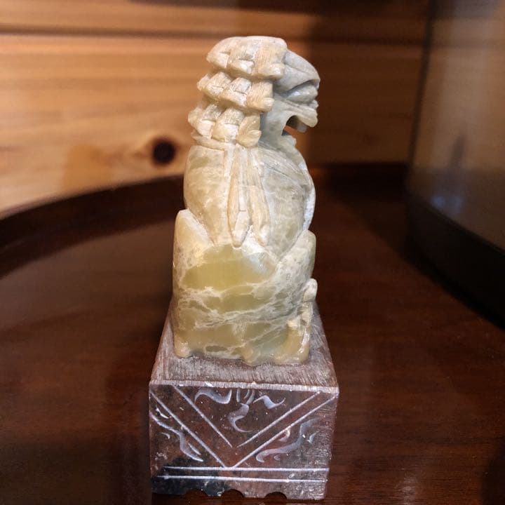 ネフライト彫刻　玉石獅子台座付置物　翡翠