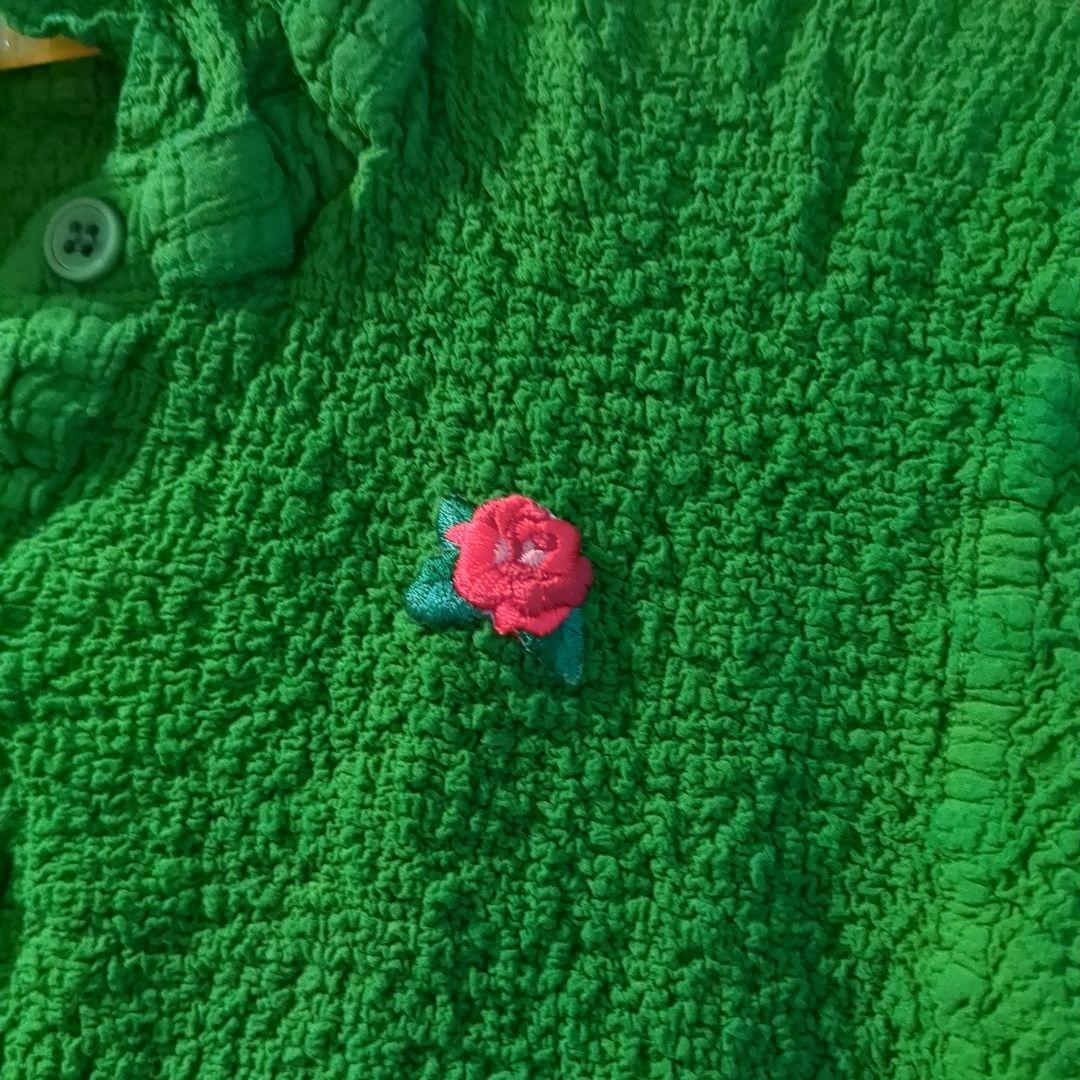 グリーン 半袖ポロシャツ 赤い花刺繍