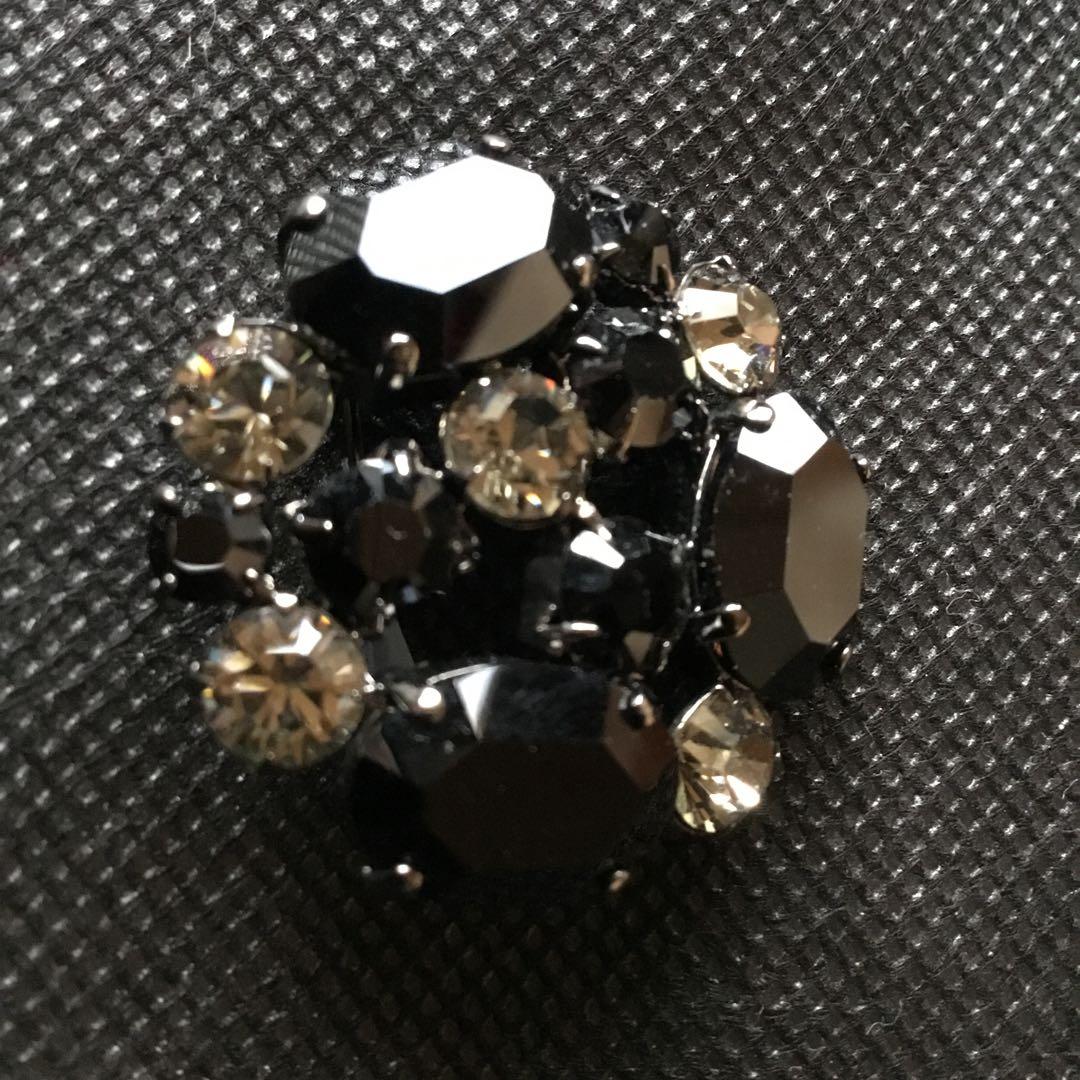 FOXEY 漆黒の輝きが美しい！クリスタルブローチ