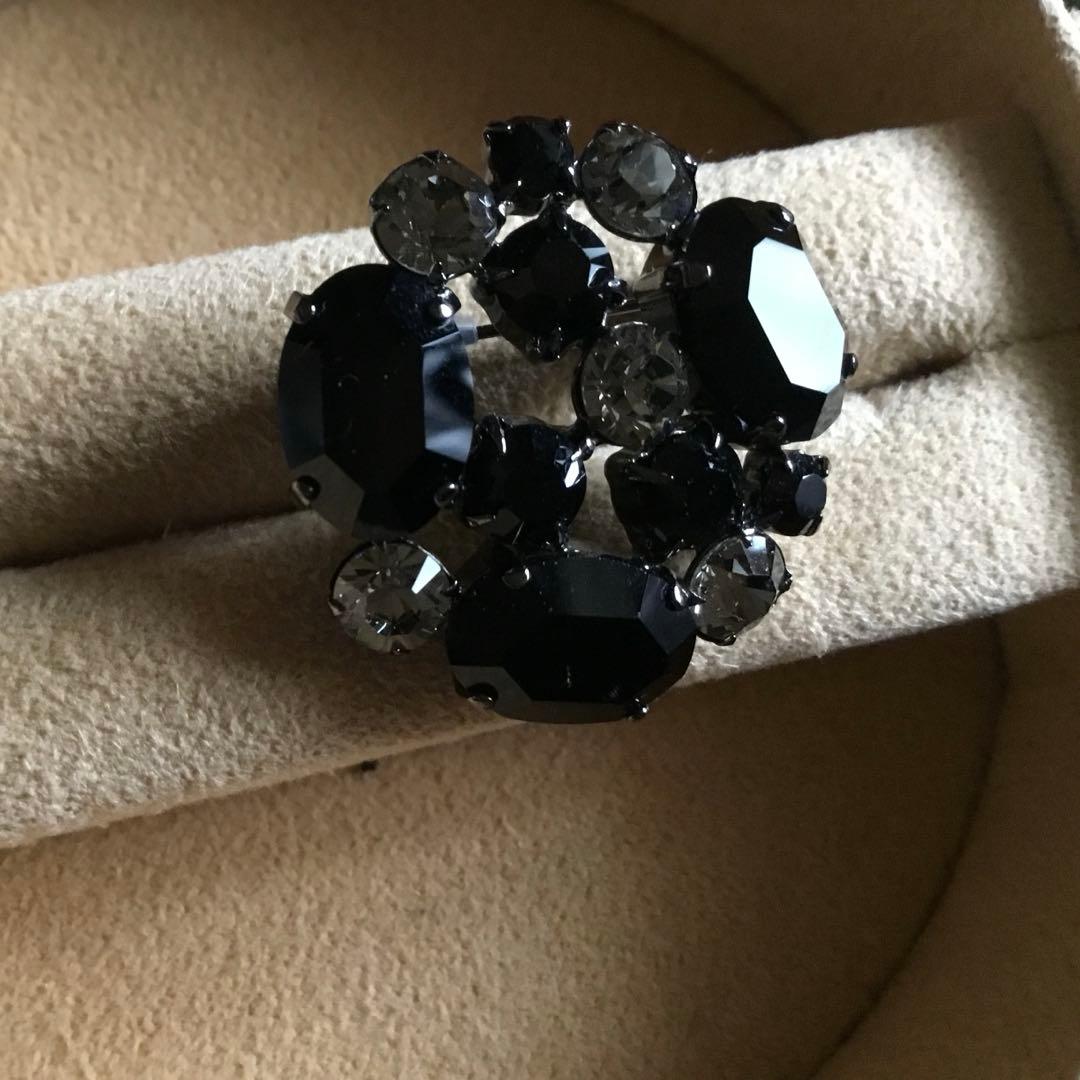 FOXEY 漆黒の輝きが美しい！クリスタルブローチ