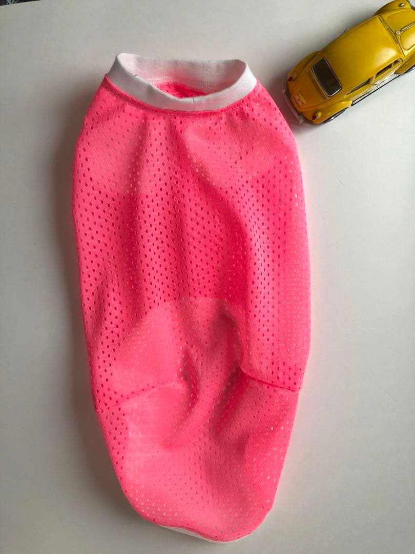 蛍光ピンクメッシュのタンクトップ　イタグレ服　犬服　ハンドメイド