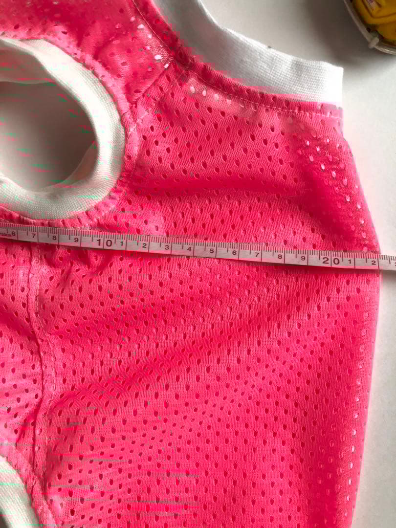 蛍光ピンクメッシュのタンクトップ　イタグレ服　犬服　ハンドメイド