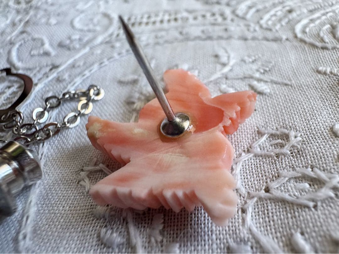 桃珊瑚 寄り添う鳥たち 二羽 小鳥 ブローチ ピンブローチ 天然珊瑚 サンゴ