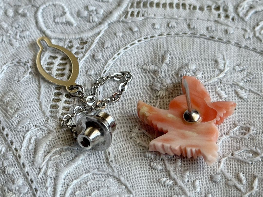 桃珊瑚 寄り添う鳥たち 二羽 小鳥 ブローチ ピンブローチ 天然珊瑚 サンゴ