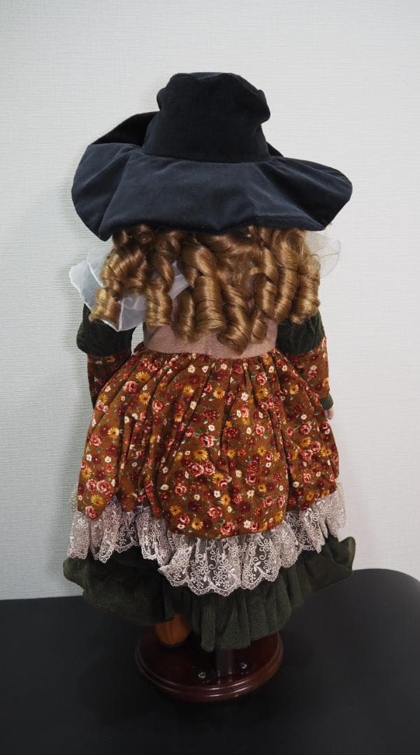 ビスクドール 可愛らしい女の子手造り磁器人形 サイン付き 置台付