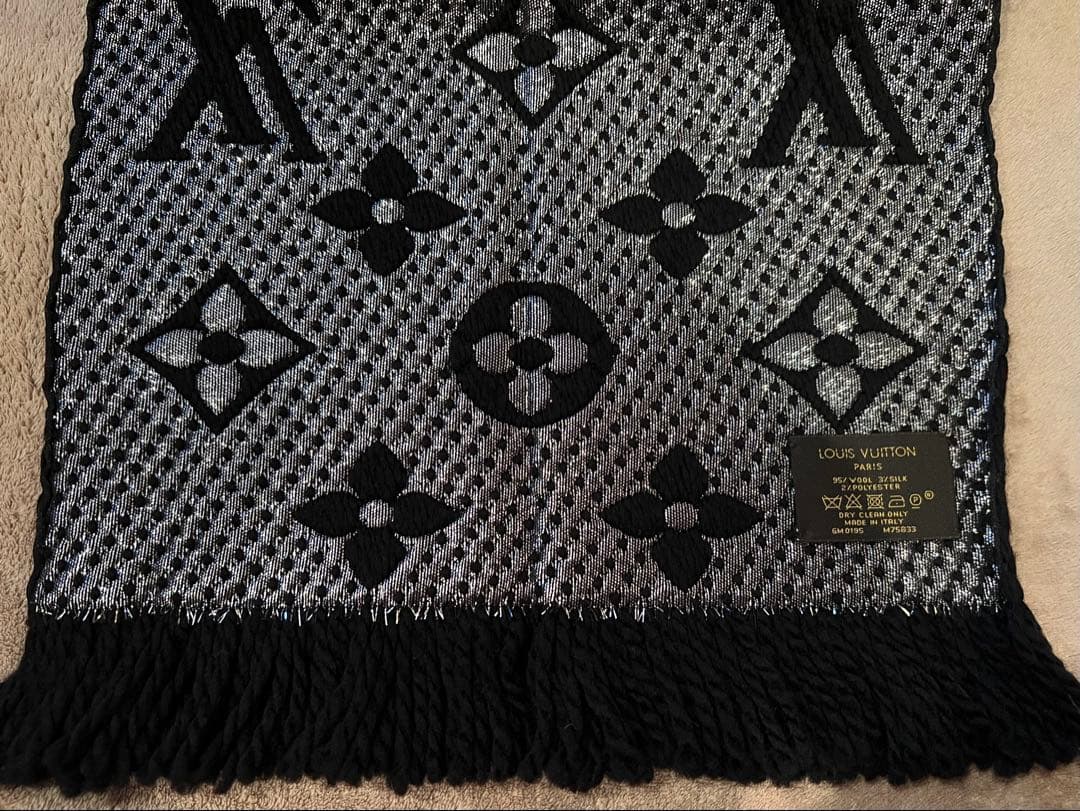 【未使用】Louis Vuitton（ルイヴィトン）ブラック　マフラー　ロゴあり