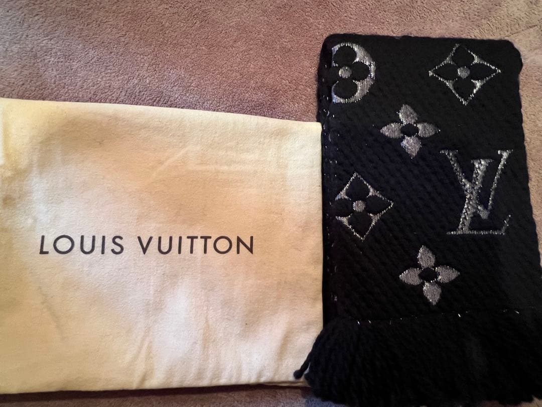 【未使用】Louis Vuitton（ルイヴィトン）ブラック　マフラー　ロゴあり