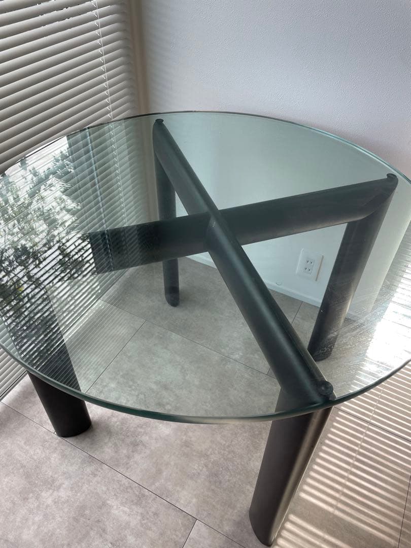 コルビジェ　リプロダクト　ガラス天板　ダイニングテーブル　二人暮らし