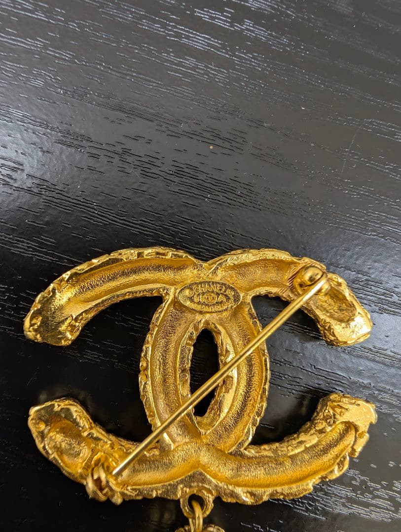 CHANEL ゴールド タッセルロゴブローチ