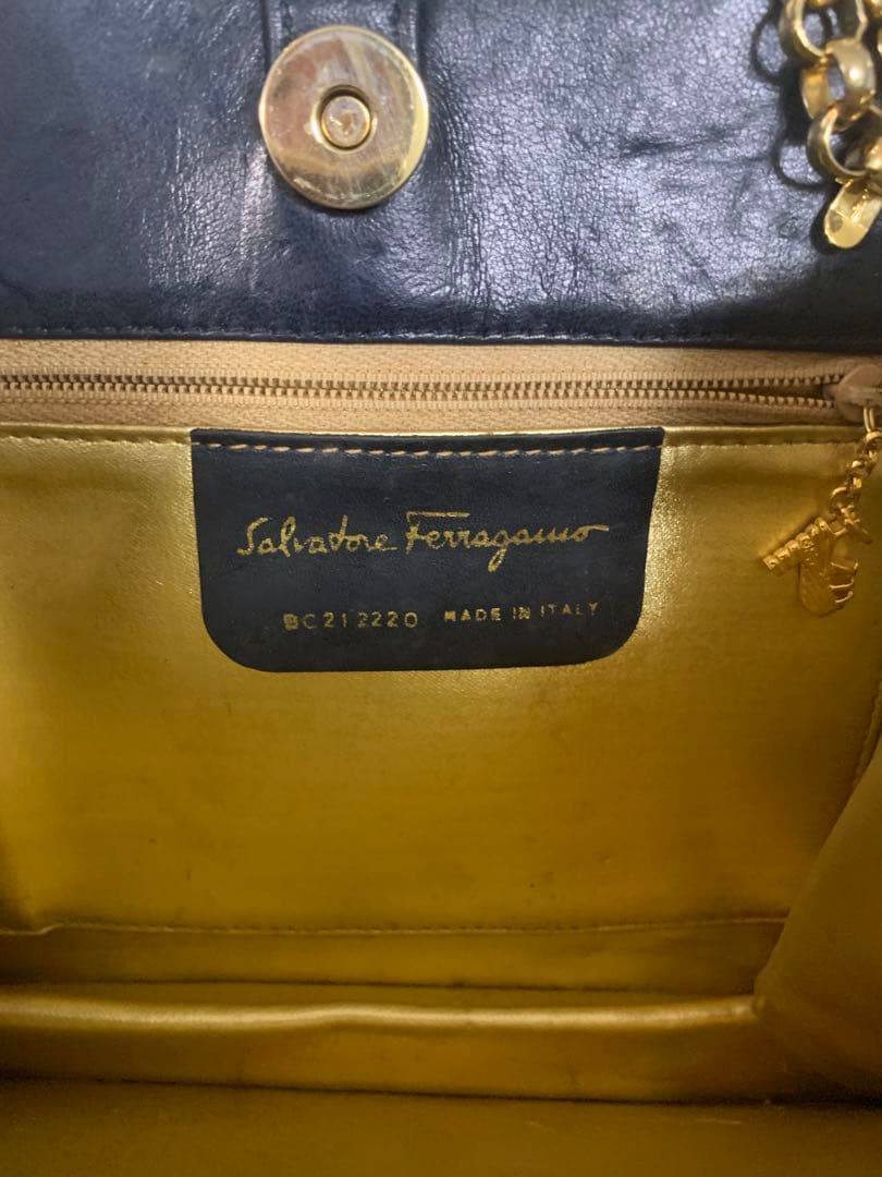 サルヴァトーレフェラガモ　ショルダーバッグ
