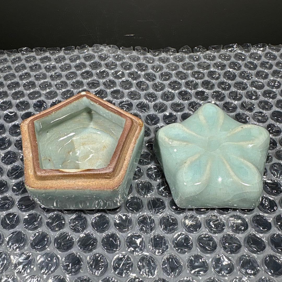 真作　初代宇野宗甍　青磁桔梗香合　高さ約5センチ、経約6センチ