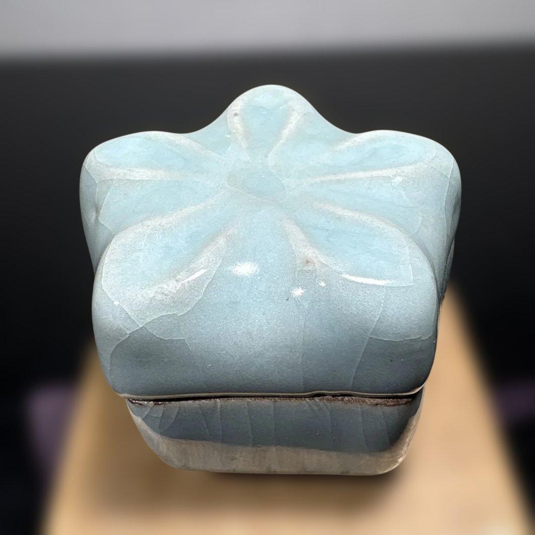 真作　初代宇野宗甍　青磁桔梗香合　高さ約5センチ、経約6センチ