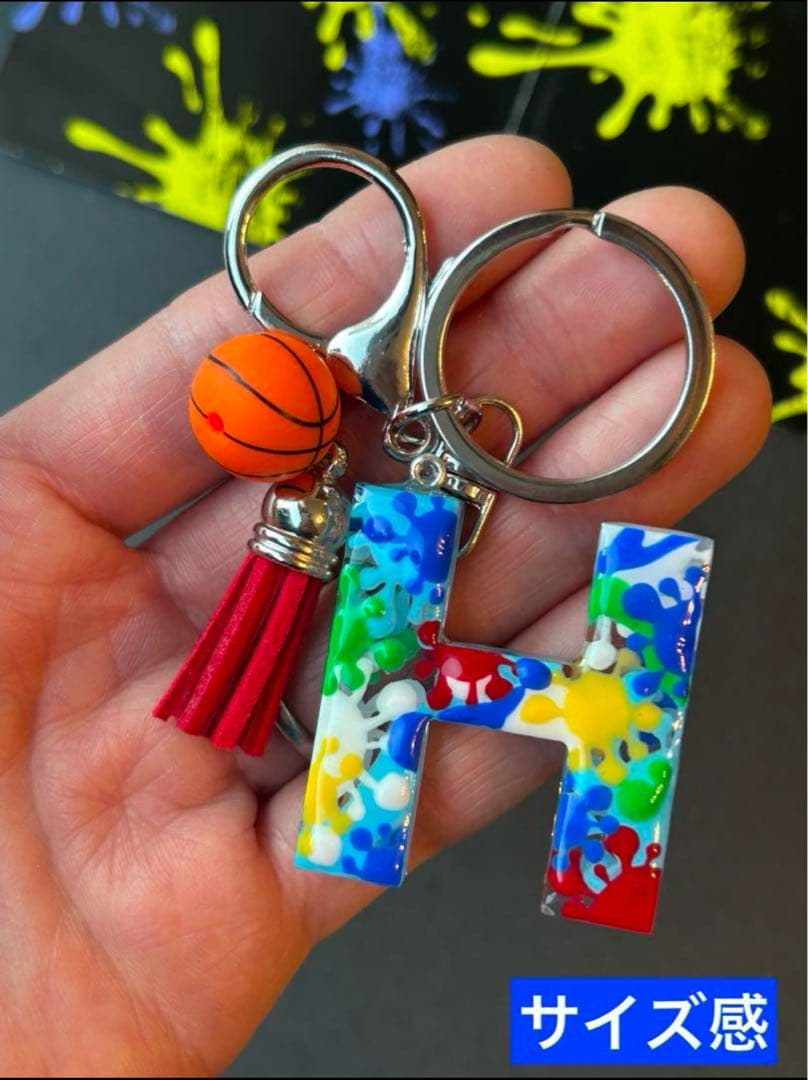 白と青の世界　イニシャルキーホルダー　　スプラッシュ　ハンドメイド