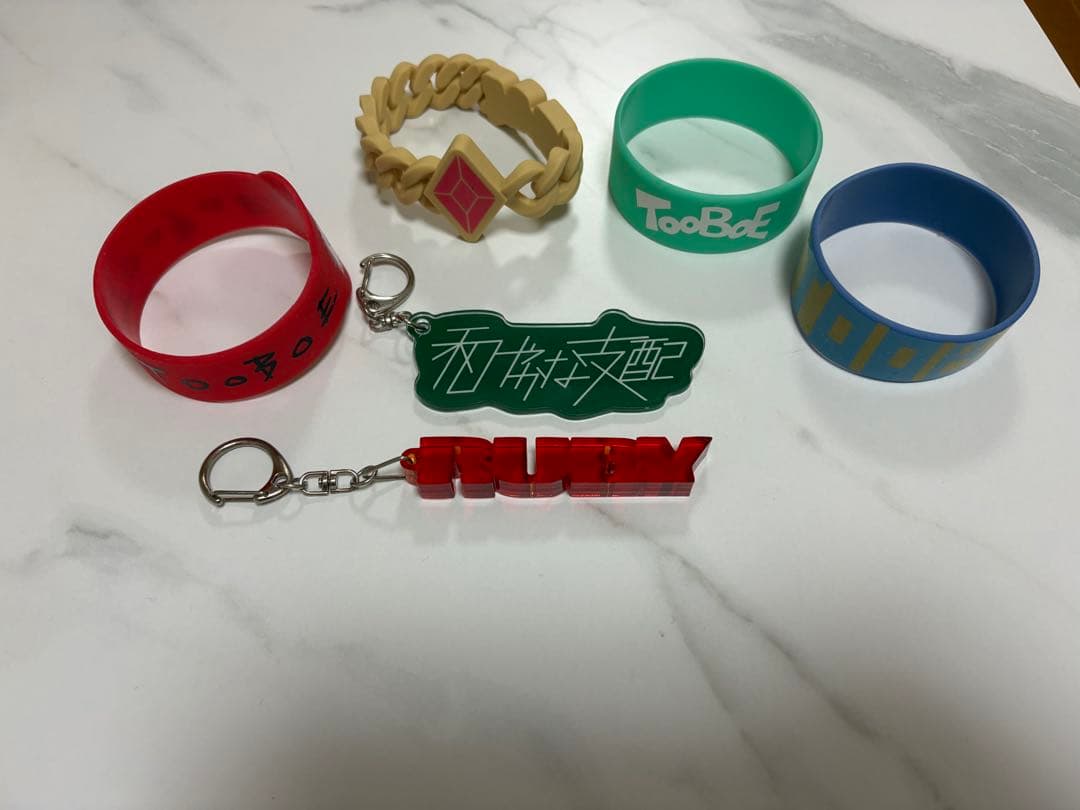 TOOBOE ラバーバンド アクリルキーホルダー