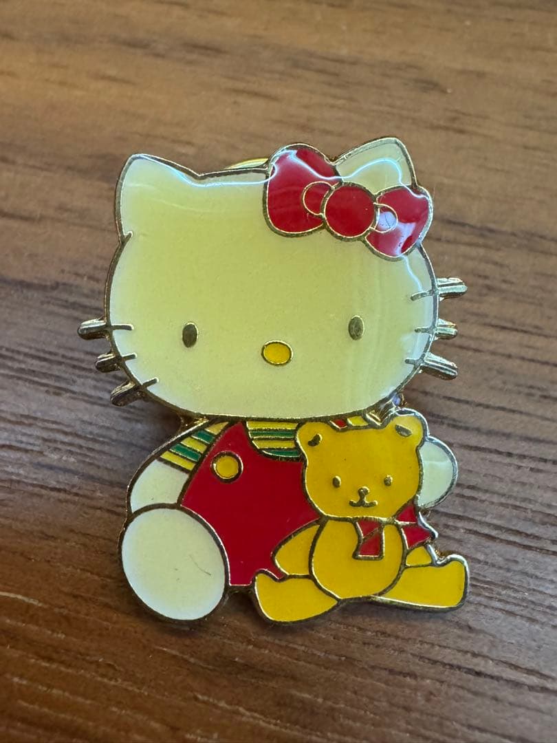 ハローキティのヴィンテージ系ピンバッジ1976・1997年表記