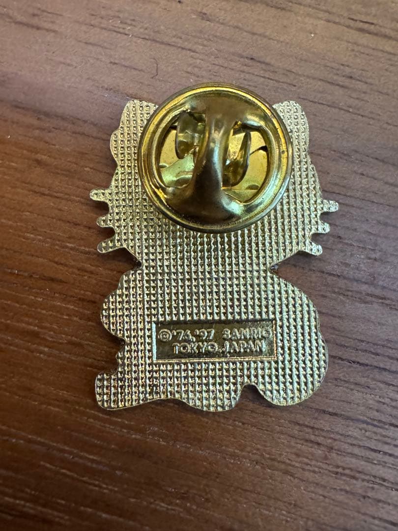 ハローキティのヴィンテージ系ピンバッジ1976・1997年表記