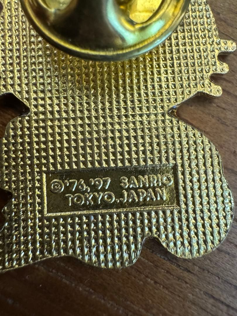 ハローキティのヴィンテージ系ピンバッジ1976・1997年表記