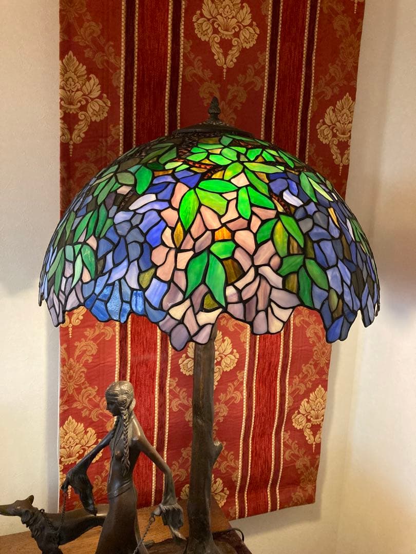 ステンドグラス　ブロンズ製女性と犬の彫刻ランプ