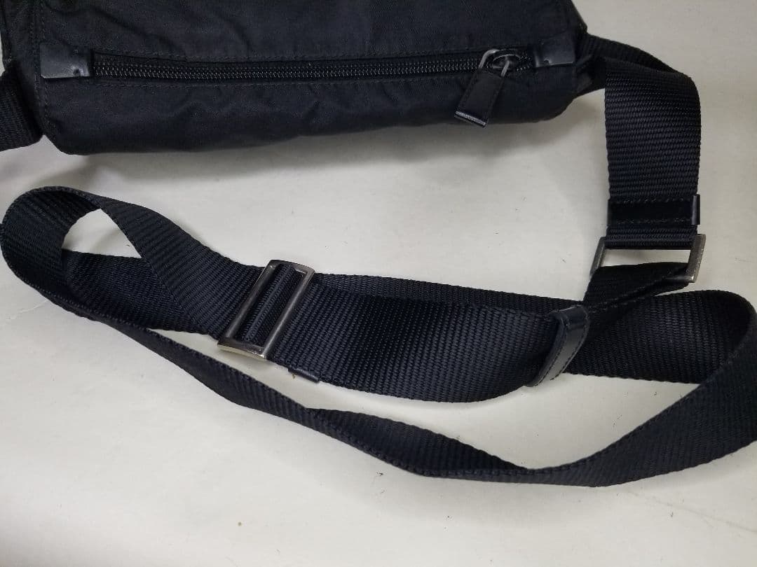 PRADA ブラック ショルダーバッグ 三角プレート 斜め掛け ナイロン