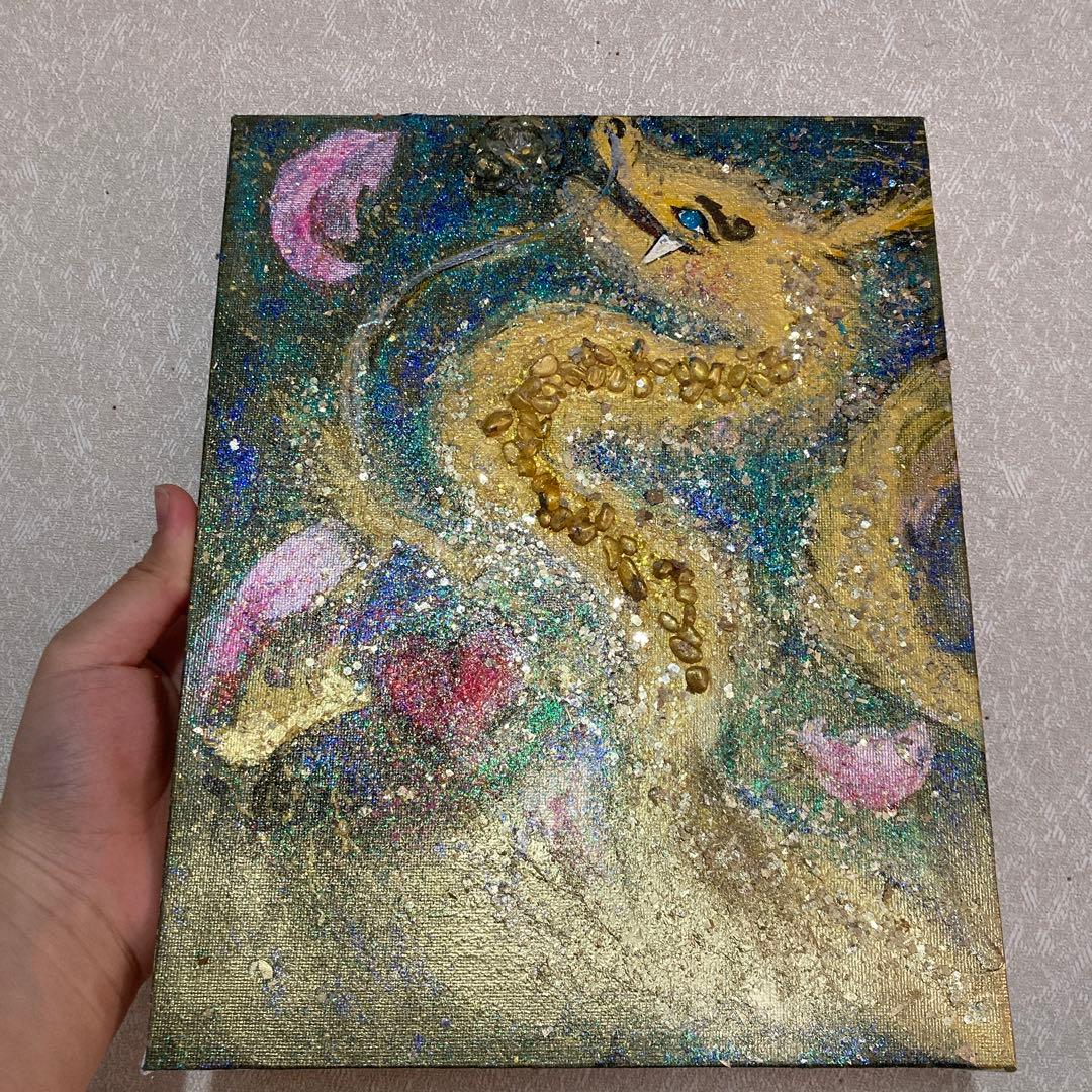 原画クリスタルと金箔を贅沢にあしらい、2024年からの龍の年を愛で飛躍させます。