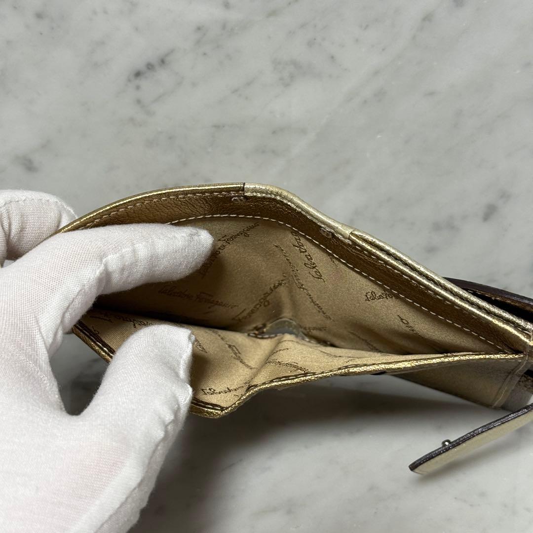 サルヴァトーレフェラガモ ゴールド シルバー 二つ折り財布 ガンチーニ