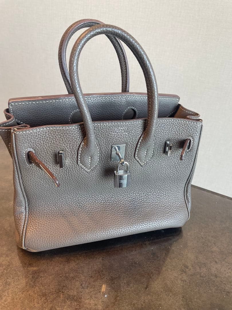 グレージュレザーハンドバッグ ロック付き