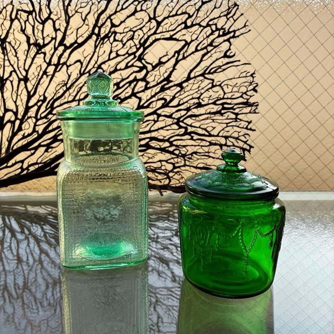 骨董　時代ガラス　吉祥　瓔珞紋プレス　上品　緑色ガラス　極小　飴屋瓶　菓子瓶