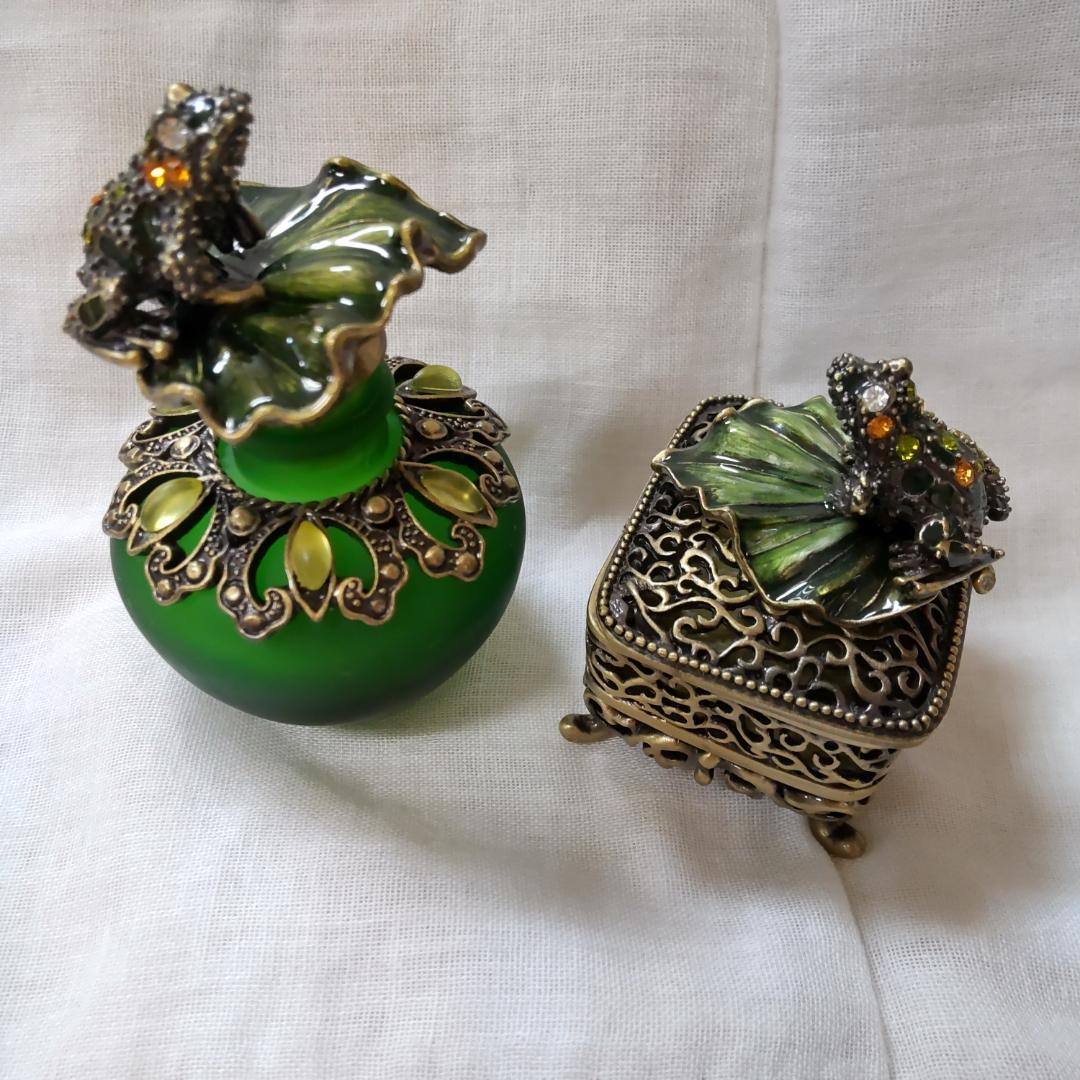 カエル　小物　香水瓶　ビジュー　アンティーク風　縁起もの　ラッキーモチーフ