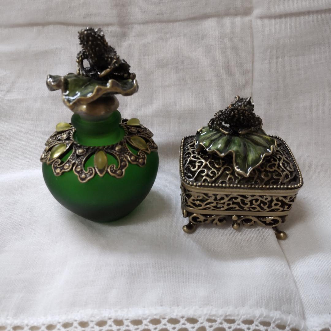 カエル　小物　香水瓶　ビジュー　アンティーク風　縁起もの　ラッキーモチーフ