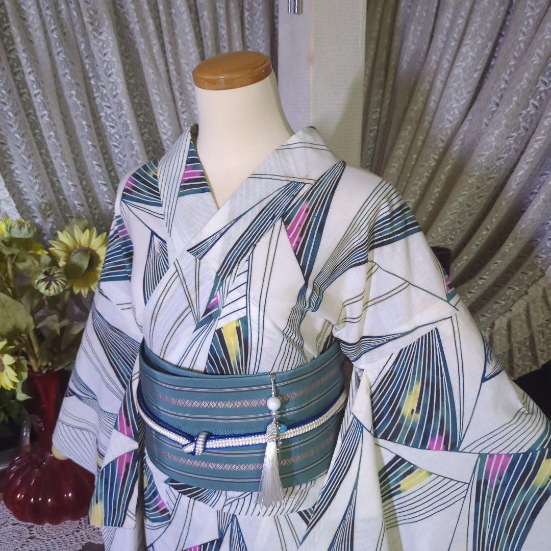 乳白色の地に描かれました美しい線模様が雰囲気のあるアンティーク、注染めの浴衣です