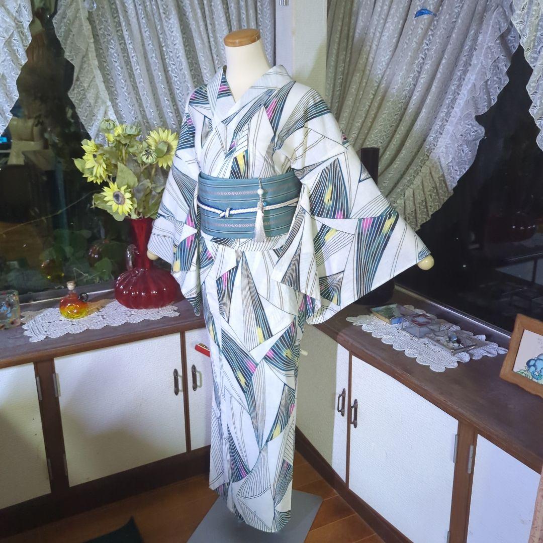 乳白色の地に描かれました美しい線模様が雰囲気のあるアンティーク、注染めの浴衣です
