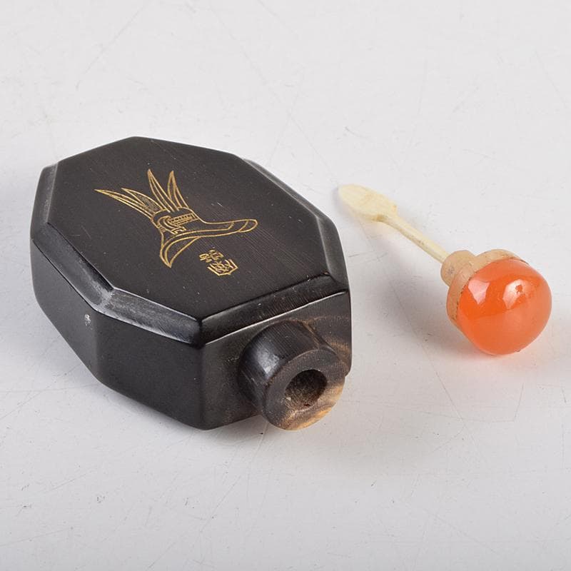 中国　牛角製　人物牛刻　鼻煙壷　木製台付　M　8977