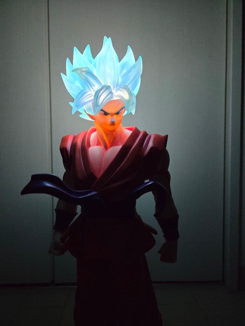 ドラゴンボール　ギガンティックシリーズ　SSGSS 孫悟空　界王拳　フィギュア