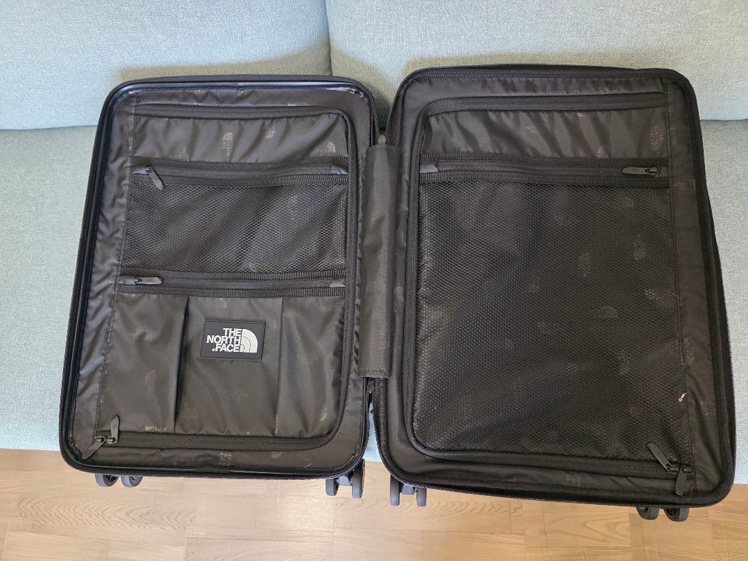 THE NORTH FACE シルバー キャリーケース、訳あり。