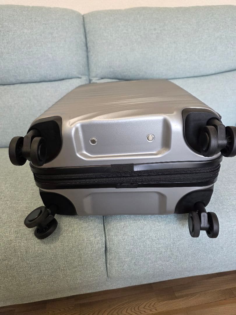 THE NORTH FACE シルバー キャリーケース、訳あり。