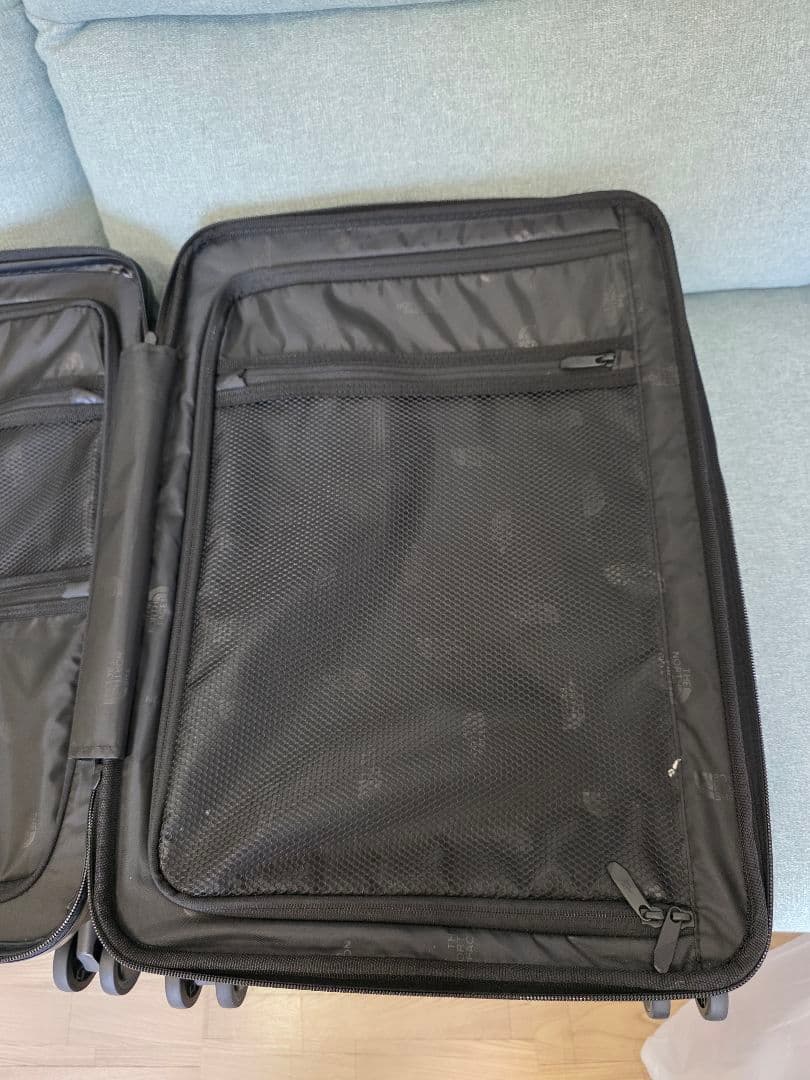 THE NORTH FACE シルバー キャリーケース、訳あり。